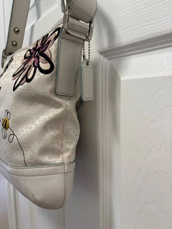 Coach A0769-F10871 Floral Bee Signature Mini C White Duffle Crossbody GUC - Picture 3 of 16